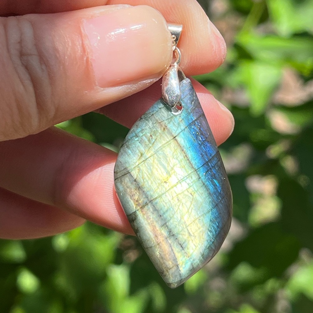 Silver plated blue golden green flash free form labradorite pendant 1697
